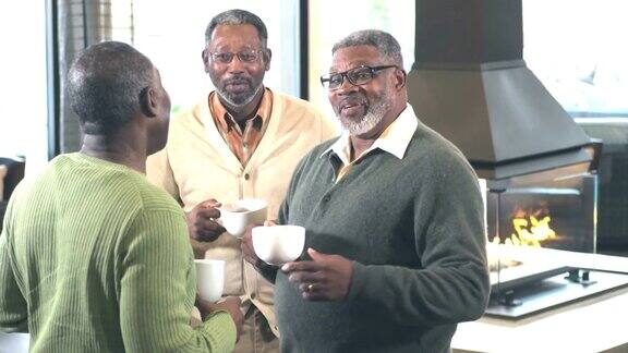 三个非裔美国人边喝咖啡边聊天