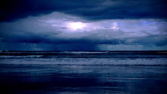雷电交加的海上风暴