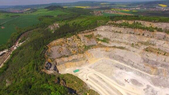 无人驾驶飞机飞越捷克最大的石灰岩采石场魔鬼的楼梯-CertovySchody