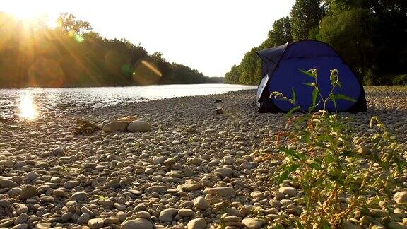 HD多莉:河边的帐篷