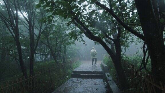 雨中的游客中国安徽黄山