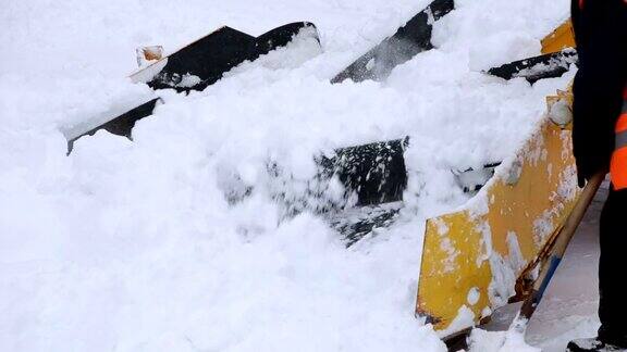一场暴风雪过后专门的扫雪机在城市街道上工作