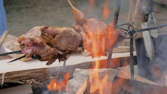 慢镜头:将大块的肉放在火上烤熟