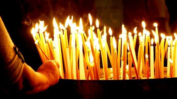 在圣墓教堂燃烧的蜡烛