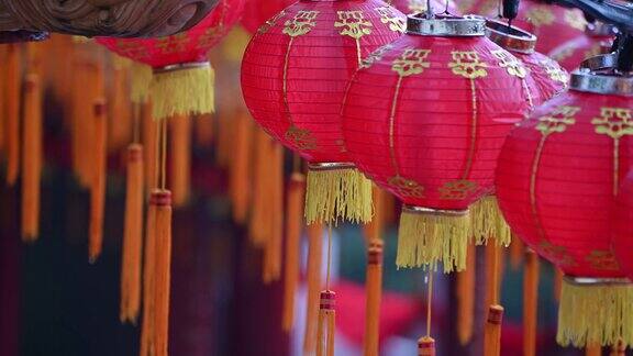 春节期间古老的传统寺庙上挂着圆红灯笼
