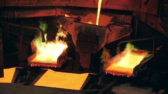 工业用储层里面燃烧着熔化的铜