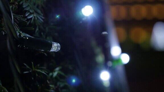 圣诞树装饰灯泡闪烁特写4K2160p30fps超高清视频-新年和圣诞节装饰点灯闪烁4K3840X2160超高清视频
