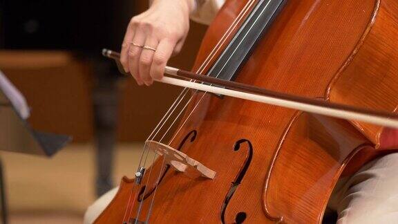 在古典音乐会上演奏大提琴的女人