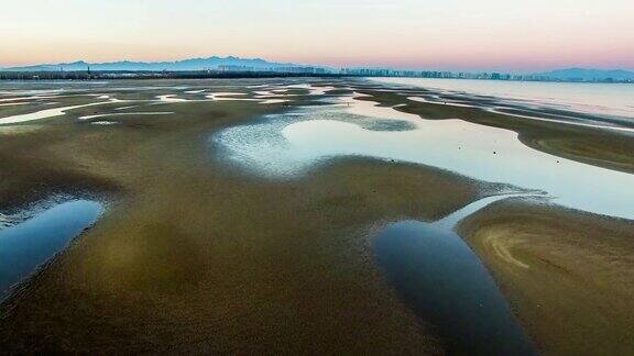 鸟瞰图迷人的海滩和浅滩北戴河风景区中国河北