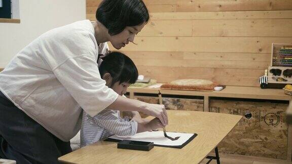 一个日本女孩在写日本书法