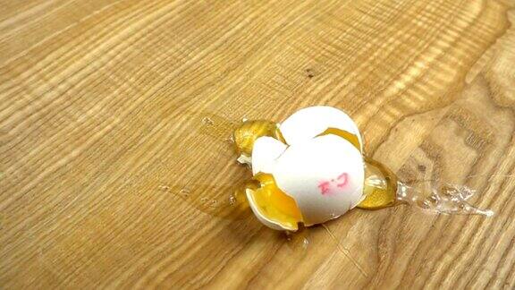 鸡蛋掉在木板上摔碎了缓慢的运动