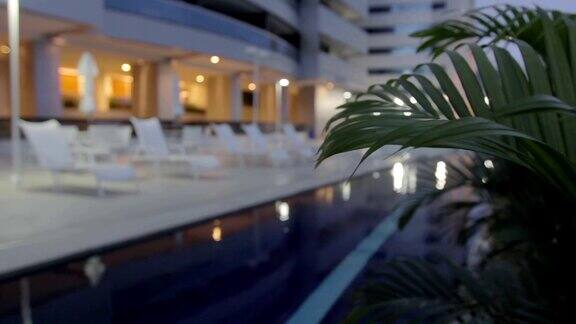 豪华酒店游泳池在晚上