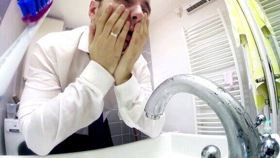 商人在浴室洗脸