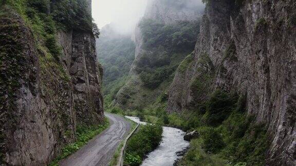 高加索地区在岩石山脉之间的低地的山路和河流