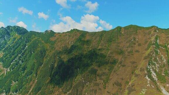 在夏季transagarash山脊上覆盖着绿色植物