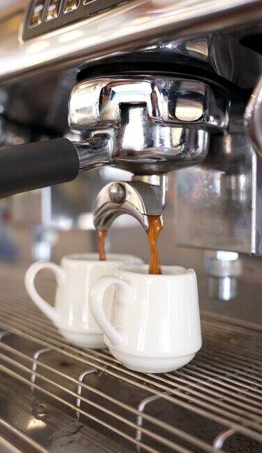 浓缩咖啡从咖啡机的两侧优雅地倒出的特写镜头