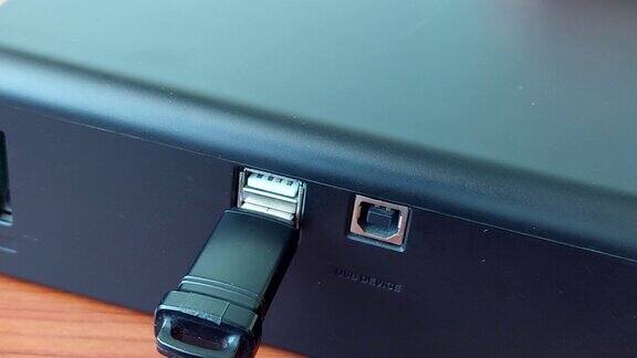 USB连接器插入u盘或电话线适配器