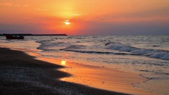 静态全景美丽浪漫的日落在班达尔安扎利在里海海岸