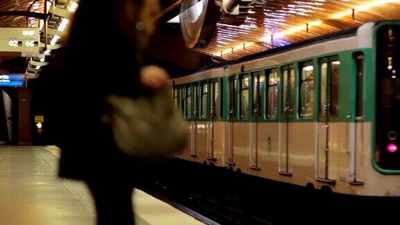 巴黎地铁站里的一名女子