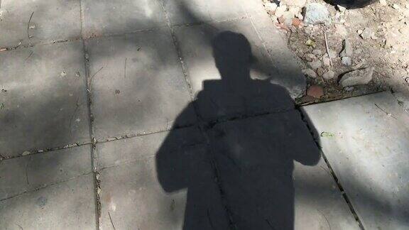 一个人走在街上的影子