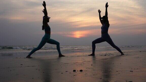 沙滩上的剪影瑜伽女性