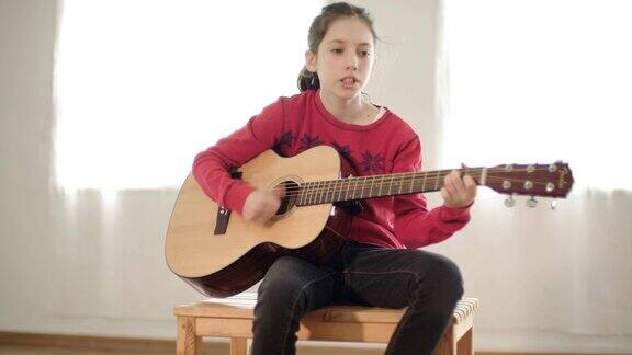 年轻女孩弹吉他唱歌