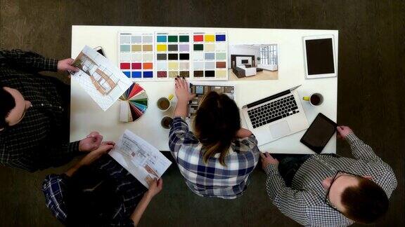 设计师与客户通话同时从调色板中选择颜色
