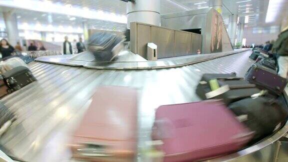 旅客在机场的传送带上取行李