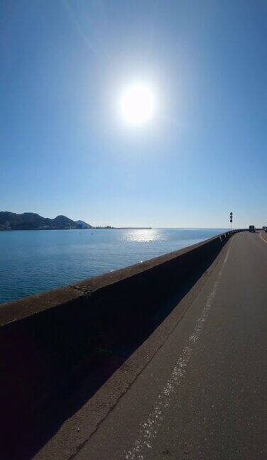 有阳光的海边之路海岸线上的海景海滩上的人们