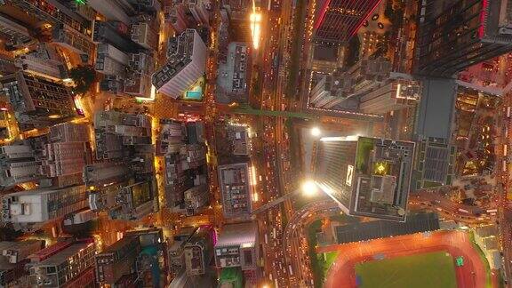 傍晚时分照亮香港市区交通街道及湾仔区空中俯视图4k