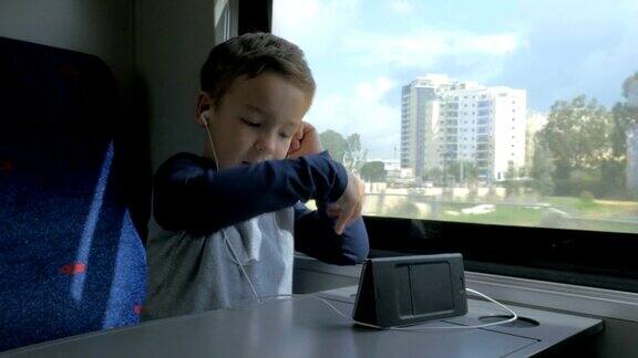 男孩在火车上用手机和免提视频聊天