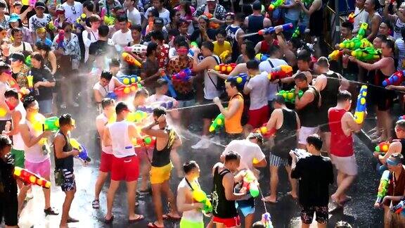 在曼谷的泼水节上人们快乐有趣地玩水