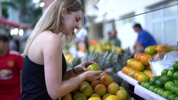 一位巴西妇女在街头市场买水果
