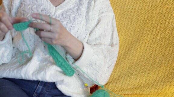 一个高级妇女的手编织