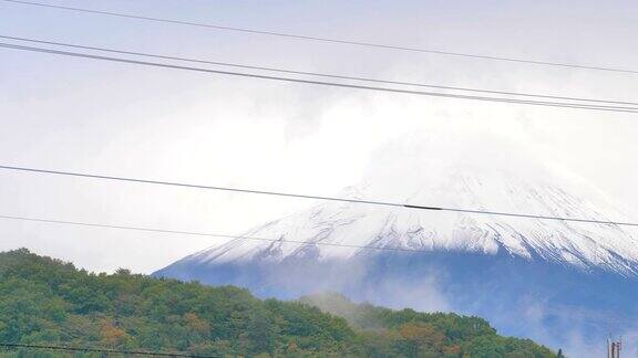 日本富士山山顶上的雾