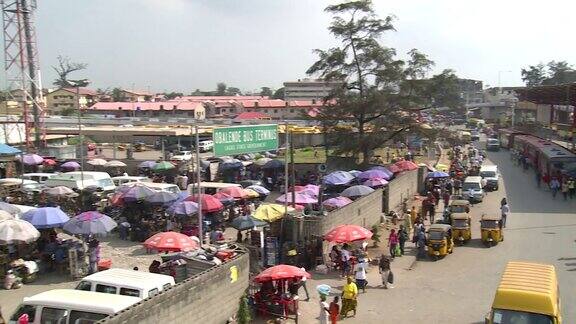 尼日利亚拉各斯公交站的高角度视图