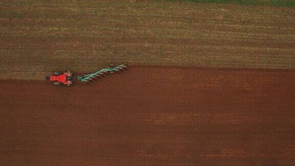 拖拉机在白俄罗斯的农场里收割麦田