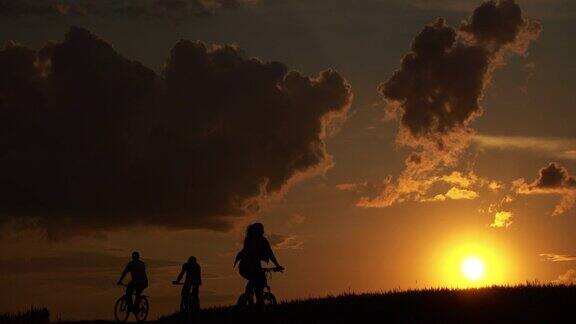 骑自行车的人骑着自行车向太阳走去