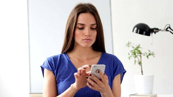 美丽女人浏览智能手机使用互联网
