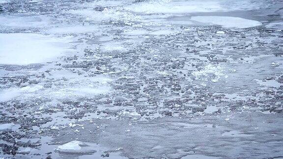 解冻融化的冰的碎片、冰块和浮冰漂浮在水面上