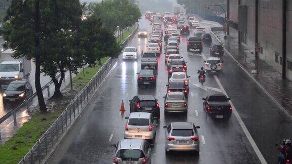 巴西圣保罗雨天交通拥挤