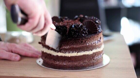 切生日蛋糕和切巧克力蛋糕的特写镜头