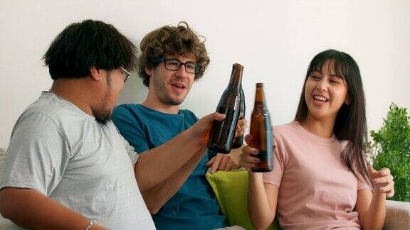 一群朋友在看电视喝啤酒中景镜头