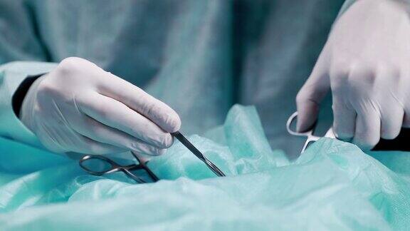 外科医生用手术刀做切口医生做手术