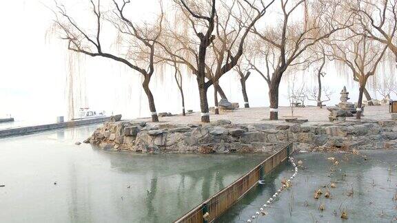 颐和园的冰湖晨雾中国北京