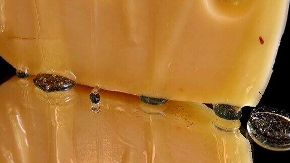 一滴滴蜂蜜从奶酪上流下