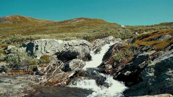 挪威高原地区的小河流景观