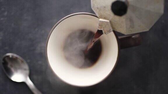咖啡从间歇泉咖啡壶倒进杯子