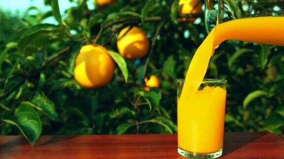 把橙汁从壶里倒进玻璃杯里