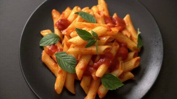 加番茄酱的通心粉-意大利食物